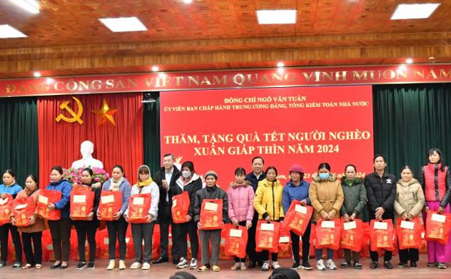 Tổng Kiểm toán nhà nước tặng 200 suất quà Tết cho người nghèo tại Hòa Bình